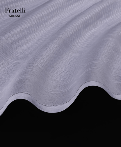 غترة رجالية بيضاء فاخرة من فراتيللي ميلانو، خفيفة الوزن وجيدة التهوية، مصنوعة من قماش عربي فاخر.