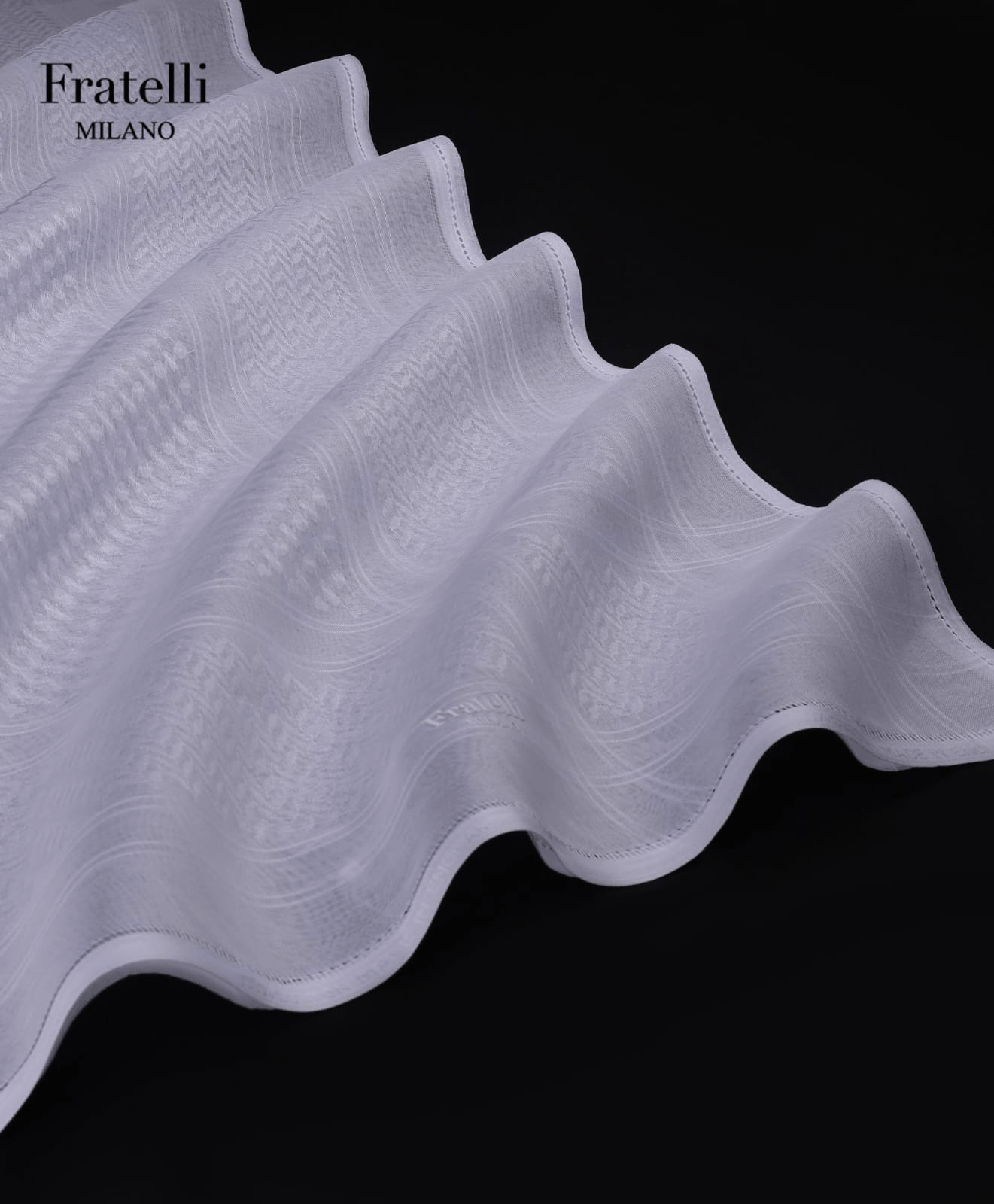 غترة رجالية بيضاء فاخرة من فراتيللي ميلانو، خفيفة الوزن وجيدة التهوية، مصنوعة من قماش عربي فاخر.