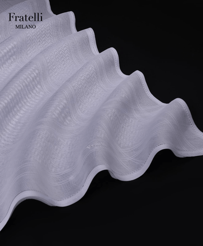 غترة رجالية بيضاء فاخرة من فراتيللي ميلانو، خفيفة الوزن وجيدة التهوية، مصنوعة من قماش عربي فاخر.