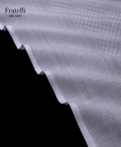 غترة رجالية بيضاء فاخرة من فراتيللي ميلانو، خفيفة الوزن وجيدة التهوية، مصنوعة من قماش عربي فاخر.