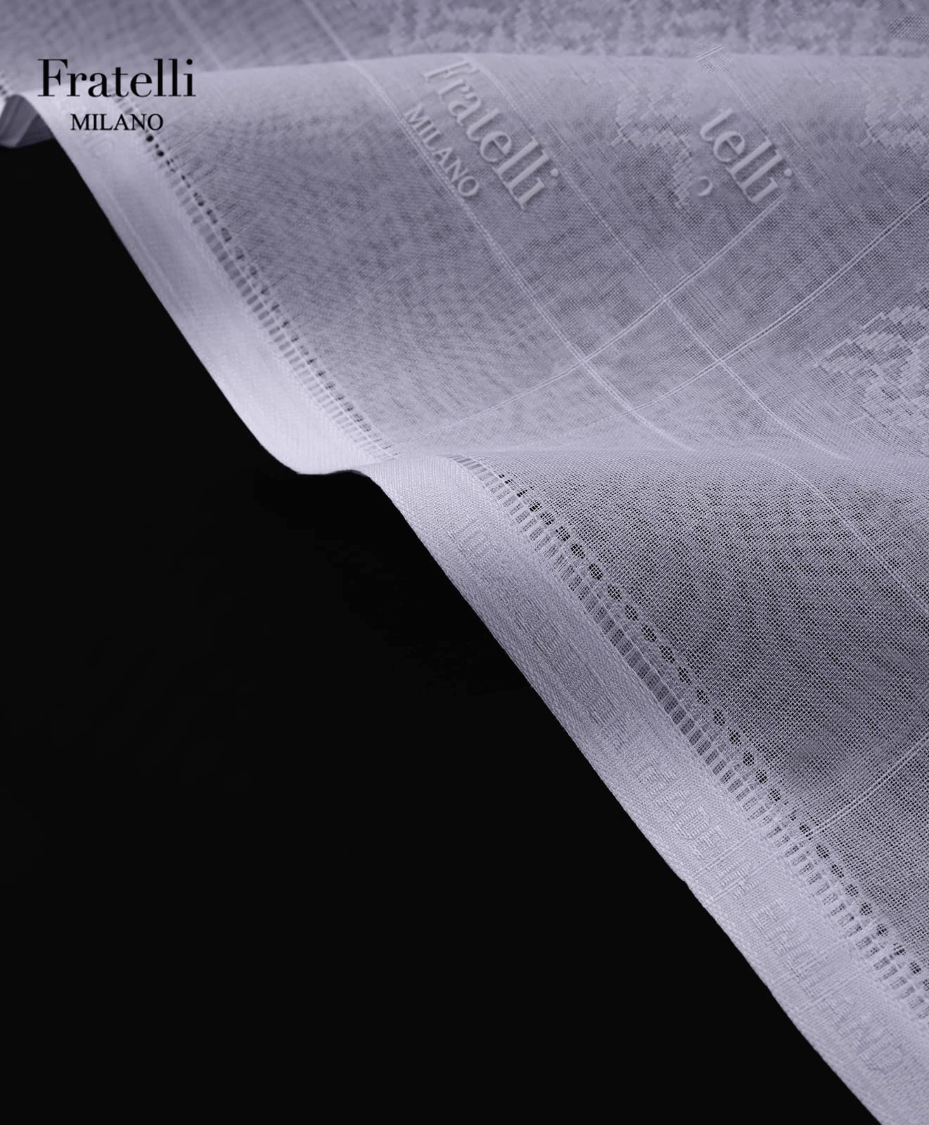 غترة رجالية بيضاء فاخرة من فراتيللي ميلانو، خفيفة الوزن وجيدة التهوية، مصنوعة من قماش عربي فاخر.