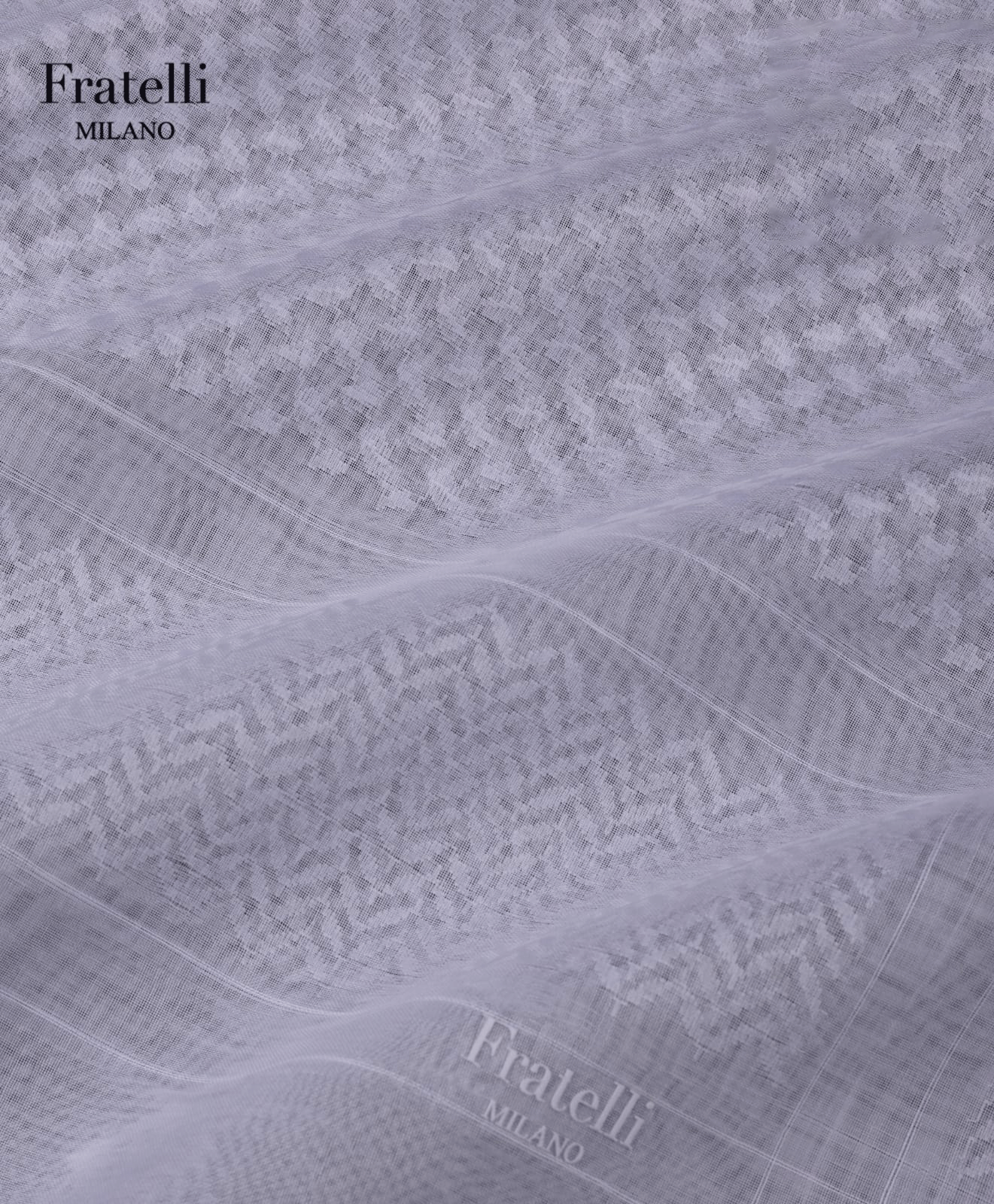 غترة رجالية بيضاء فاخرة من فراتيللي ميلانو، خفيفة الوزن وجيدة التهوية، مصنوعة من قماش عربي فاخر.