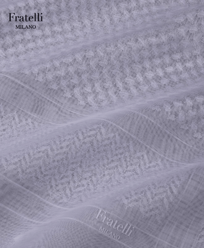 غترة رجالية بيضاء فاخرة من فراتيللي ميلانو، خفيفة الوزن وجيدة التهوية، مصنوعة من قماش عربي فاخر.