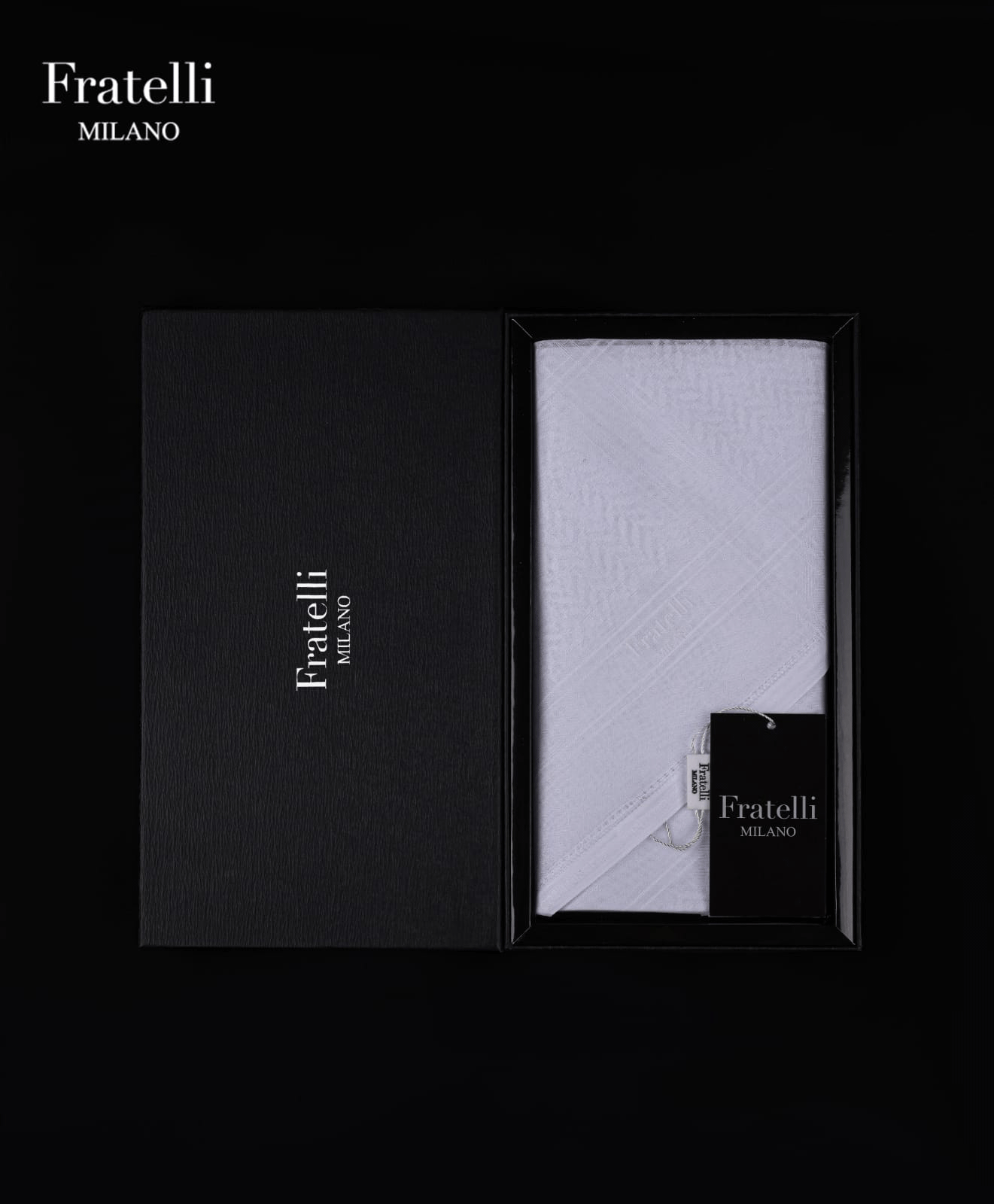 غترة رجالية بيضاء فاخرة من فراتيللي ميلانو، خفيفة الوزن وجيدة التهوية، مصنوعة من قماش عربي فاخر.