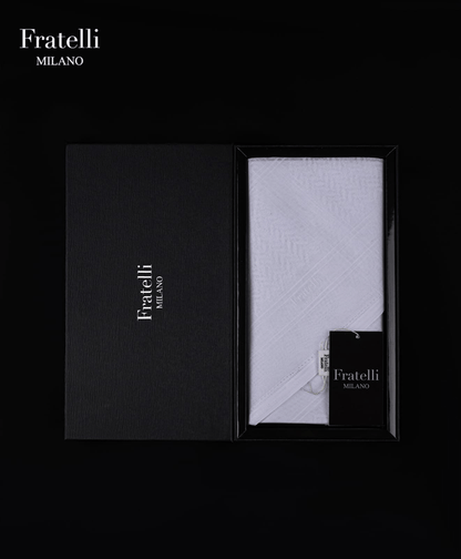 غترة رجالية بيضاء فاخرة من فراتيللي ميلانو، خفيفة الوزن وجيدة التهوية، مصنوعة من قماش عربي فاخر.